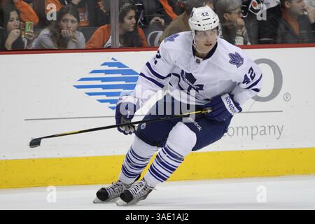 9 février 2012 - Philadelphie, Pennsylvanie, États-Unis d'Amérique - Tyler Bozak (#42) des Maple Leafs de Toronto durant la troisième période du match entre les Maple Leafs de Toronto et les Flyers de Philadelphie au Wells Fargo Center. Les Flyers de Philadelphie ont battu les Maple Leafs de Toronto par un score de 4-3. (Crédit image : © Bob Fina/Southcreek/ZUMAPRESS.com) Banque D'Images