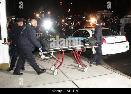 Feb 06, 2008 - New York, New York, Etats-Unis - L'acteur Heath Ledger est décédé accidentellement "de l'abus de médicaments sur ordonnance" - en particulier, six types d'analgésiques, de somnifères et de médicaments anti-anxiété - une porte-parole du médecin légiste de New York a déclaré mercredi 6 février 2008. PHOTO : Jan 22, 2008 - New York, NY, États-Unis - le bureau principal de New York du médecin légiste sort le corps de l'acteur HEATH LEDGER à l'extérieur de son appartement situé au 421 Broome Street où il a été retrouvé mort plus tôt aujourd'hui (crédit image : Nancy Kaszerman/ZUMAPRESS.com) Banque D'Images