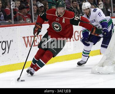 9 février 2012 : Dany Heatley, aile droite du Wild du Minnesota, se bat contre le centre des Canucks de Vancouver Ryan Kesler, #17 derrière le filet, lors d'un match de hockey dans la LNH entre le Wild du Minnesota et les Canucks de Vancouver au Xcel Energy Center à Paul, MN. (Crédit image : © Andy Blenkush/Cal Sport Media/ZUMAPRESS.com) Banque D'Images