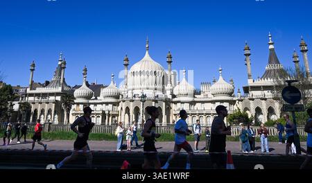 Brighton UK 6 avril 2025 - les coureurs passent devant le Pavillon Royal alors que des milliers de personnes participent au marathon de Brighton aujourd'hui par une chaude journée ensoleillée : Credit Simon Dack / Alamy Live News Banque D'Images
