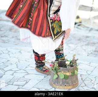 Authentique tenue folklorique Vlach de Sofronievo dans la région de Vratsa en Bulgarie avec leggings brodés, tablier fleuri à rayures rouges et un Banque D'Images
