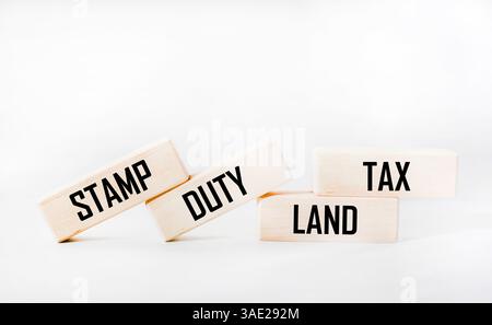 SDLT - droit de timbre, taxe foncière, écrit sur des blocs sur un fond blanc Banque D'Images
