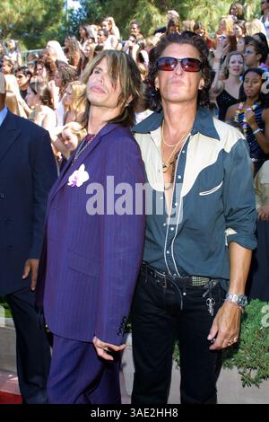 12 août 2001 ; Los Angeles, CA, États-Unis ; chanteur STEVEN TYLER & JOE PERRY du groupe de rock AEROSMITH @ 2001 Teen Choice Awards.. (Crédit image : Lisa O'Connor/ZUMAPRESS.com) Banque D'Images