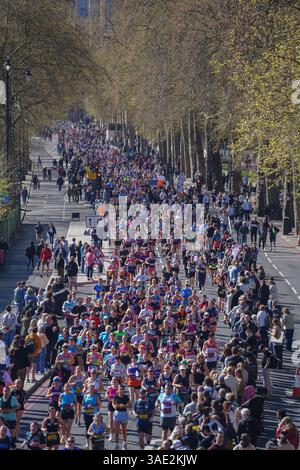Londres Royaume-Uni 6 avril 2025. Les participants courent le long du remblai au semi-marathon Landmark London. On estime que jusqu'à 20 000 participants prendront part au semi-marathon de Londres dimanche tout en collectant des fonds pour 500 organismes de bienfaisance différents. Le semi-marathon London Landmarks est la seule course avec un parcours à travers la ville de Londres et la ville de Westminster. L’événement est organisé par Tommy’s, l’association caritative grossesse et bébé Credit Amer Ghazzal/Alamy Live News Banque D'Images