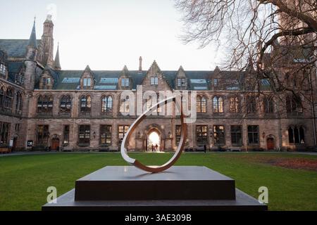 Glasgow Écosse : 8 janvier 2025 : Université de Glasgow Gilmorehill avec sculpture d'Alma Mater de l'artiste Jephson Robb Banque D'Images