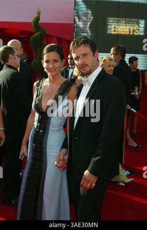 21 septembre 2003 ; Hollywood, CA, États-Unis ; L'actrice COURTENEY COX-ARQUETTE et son mari DAVID ARQUETTE arrivant à la 55e cérémonie annuelle Primetime Emmy Awards qui s'est tenue au Shrine Auditorium à Hollywood, en Californie. (Crédit image : Lisa O'Connor/ZUMAPRESS.com) Banque D'Images