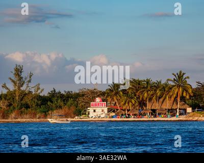 Côte ouest au coucher du soleil, île de Cozumel, État de Quintana Roo, Mexique Banque D'Images