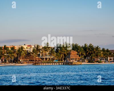 Côte ouest au coucher du soleil, île de Cozumel, État de Quintana Roo, Mexique Banque D'Images