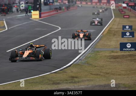 Suzuka, Japon. 6 avril 2025. Le pilote britannique Lando Norris (avant) de McLaren participe au Grand Prix du Japon de formule 1 2025 sur le circuit de Suzuka à Suzuka, au Japon, le 6 avril 2025. Crédit : Qian Jun/Xinhua/Alamy Live News Banque D'Images