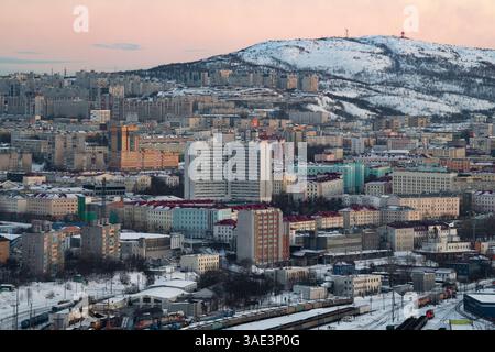 MOURMANSK, RUSSIE - 11 MARS 2025 : paysage urbain de Mourmansk polaire un soir de mars Banque D'Images