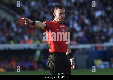 Parme, Italie. 06 avril 2025. L'arbitre du match Daniele Doveri gestes pendant la Serie A Enelive entre Parma Calcio vs FC Internazionale au stade Tardini crédit : Independent photo Agency/Alamy Live News Banque D'Images