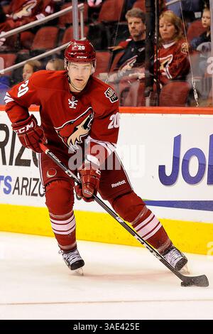 3 mars 2012 - Glendale, Arizona, U. S - le défenseur des Coyotes de Phoenix Chris Summers (20 ans) patine avec la rondelle dans le match de hockey de la LNH entre les Blue Jackets de Columbus et les Coyotes de Phoenix à l'aréna Jobing.com à Glendale, AZ. (Crédit image : © Keith Charles/Southcreek/ZUMAPRESS.com) Banque D'Images