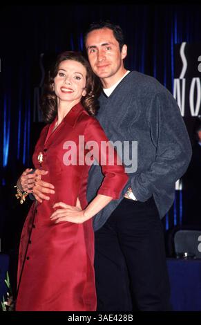 04 avril 2001 ; Madrid, Espagne ; ventes en Amérique du Nord UNIQUEMENT ! Acteurs VICTORIA ABRIL & DEMIAN BICHER @ la première de 'Sin Noticas de Dios,' (No News of God).. (Image de crédit : Remi Agency/ZUMAPRESS.com) Banque D'Images