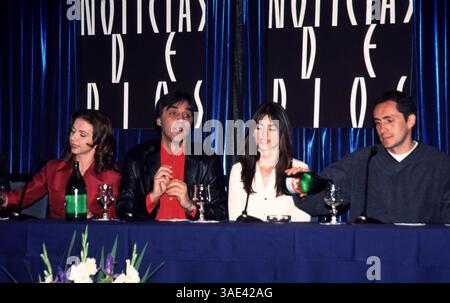 04 avril 2001 ; Madrid, Espagne ; ventes en Amérique du Nord UNIQUEMENT ! Acteurs PENELOPE CRUZ, DEMIAN Bichir & VICTORIA ABRIL @ la première de 'Sin Noticas de Dios,' (No News of God).. (Image de crédit : Remi Agency/ZUMAPRESS.com) Banque D'Images