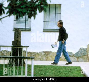 10 juin 2001 ; Buenos Aires, Argentine ; ventes nord-américaines SEULEMENT ! L'ancien président argentin CARLOS MENEM lit un livre alors qu'il est détenu en résidence surveillée ordonnée par un juge fédéral. MENEM est accusé d'avoir orchestré la contrebande d'armes vers la Croatie et l'Équateur dans les années 1990, maintenant il attend son procès. (Image de crédit : Remi Agency/ZUMAPRESS.com) Banque D'Images