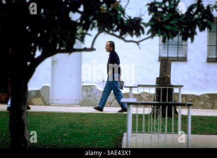 10 juin 2001 ; Buenos Aires, Argentine ; ventes nord-américaines SEULEMENT ! L'ancien président argentin CARLOS MENEM lit un livre alors qu'il est détenu en résidence surveillée ordonnée par un juge fédéral. MENEM est accusé d'avoir orchestré la contrebande d'armes vers la Croatie et l'Équateur dans les années 1990, maintenant il attend son procès. (Image de crédit : Remi Agency/ZUMAPRESS.com) Banque D'Images