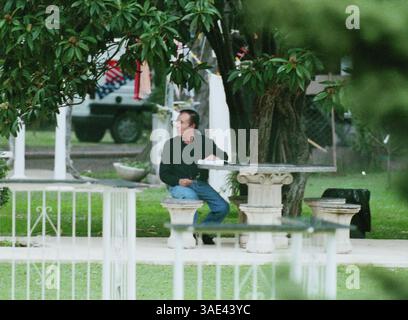 10 juin 2001 ; Buenos Aires, Argentine ; ventes nord-américaines SEULEMENT ! L'ancien président argentin CARLOS MENEM lit un livre alors qu'il est détenu en résidence surveillée ordonnée par un juge fédéral. MENEM est accusé d'avoir orchestré la contrebande d'armes vers la Croatie et l'Équateur dans les années 1990, maintenant il attend son procès. (Image de crédit : Remi Agency/ZUMAPRESS.com) Banque D'Images