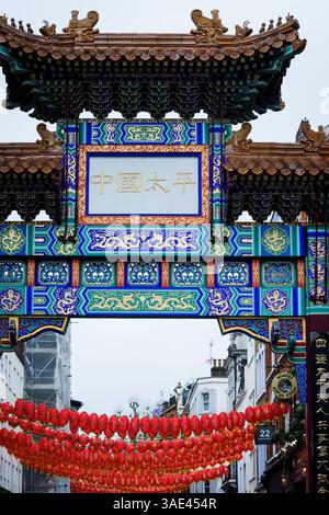 LONDRES, ROYAUME-UNI. 16 février 2025. Scène de rue dans Chinatown. Chinatown est une enclave ethnique dans la ville de Westminster, Londres, bordant Soho à son n Banque D'Images