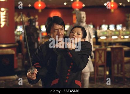 10 août 2001 ; Hollywood, Californie, États-Unis ; L'acteur JACKIE CHAN dans le rôle de l'inspecteur Lee et l'actrice ZIYI ZHANG dans le rôle de Hu Li dans Rush Hour 2. (Image de crédit : Remi Agency/ZUMAPRESS.com) Banque D'Images
