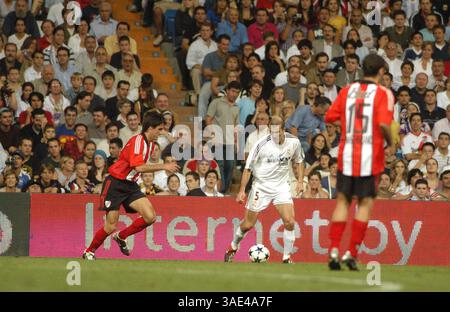23 septembre 2003 ; Madrid, Espagne ; le Real Madrid bat Rivr 3-1. La star du football ZINEDINE ZINDANE en action à Bernabeu.. (Image de crédit : Remi Agency/ZUMAPRESS.com) Banque D'Images
