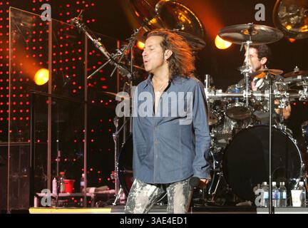 05 octobre 2005 ; Temecula, CA, États-Unis ; STEVE AUGERI et DEAN CASTRONOVO du groupe 'Journey' jouant en concert alors que le groupe célèbre la sortie de leur nouvel album 'Generations' à la réserve indienne de Pechanga à Temecula. (Crédit image : Roger Williams/ZUMAPRESS.com) Banque D'Images