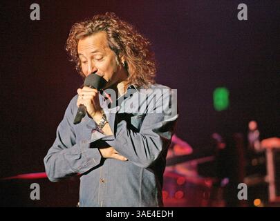 05 octobre 2005 ; Temecula, CA, États-Unis ; STEVE AUGERI du groupe 'Journey' jouant en concert alors que le groupe célèbre la sortie de leur nouvel album 'Generations' à la réserve indienne de Pechanga à Temecula. (Crédit image : Roger Williams/ZUMAPRESS.com) Banque D'Images