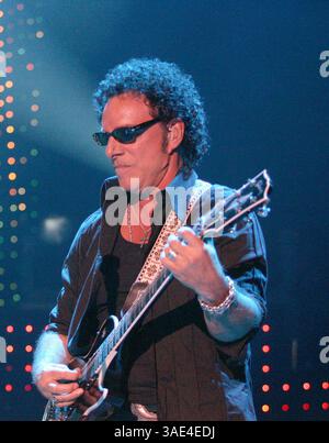 05 octobre 2005 ; Temecula, CA, États-Unis ; NEIL SCHON du groupe 'Journey' jouant en concert alors que le groupe célèbre la sortie de leur nouvel album 'Generations' à la réserve indienne de Pechanga à Temecula. (Crédit image : Roger Williams/ZUMAPRESS.com) Banque D'Images
