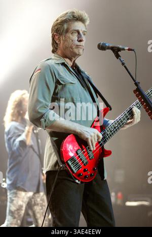 05 octobre 2005 ; Temecula, CA, États-Unis ; ROSS Valory du groupe 'Journey' jouant en concert alors que le groupe célèbre la sortie de leur nouvel album 'Generations' à la réserve indienne Pechanga à Temecula. (Crédit image : Roger Williams/ZUMAPRESS.com) Banque D'Images