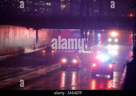 Bloomington, Indiana, États-Unis. 2 avril 2025. Un conducteur marche vers un policier après que sa voiture a été submergée par les eaux d'inondation debout sous le sentier B-Line sur West Third Street. Une averse torrentielle d'un orage violent a traversé la ville. La tempête a déclenché des avertissements à travers l'État et a laissé une trajectoire de dégâts. (Crédit image : © Jeremy Hogan/SOPA images via ZUMA Press Wire) USAGE ÉDITORIAL SEULEMENT ! Non destiné à UN USAGE commercial ! Banque D'Images