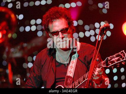 05 octobre 2005 ; Temecula, CA, États-Unis ; NEIL SCHON du groupe 'Journey' jouant en concert alors que le groupe célèbre la sortie de leur nouvel album 'Generations' à la réserve indienne de Pechanga à Temecula. (Crédit image : Roger Williams/ZUMAPRESS.com) Banque D'Images