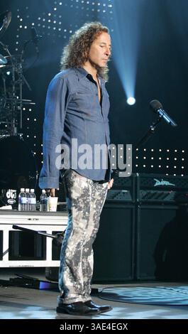 05 octobre 2005 ; Temecula, CA, États-Unis ; STEVE AUGERI du groupe 'Journey' jouant en concert alors que le groupe célèbre la sortie de leur nouvel album 'Generations' à la réserve indienne de Pechanga à Temecula. (Crédit image : Roger Williams/ZUMAPRESS.com) Banque D'Images