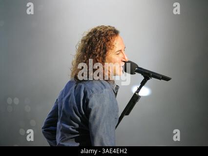 05 octobre 2005 ; Temecula, CA, États-Unis ; STEVE AUGERI du groupe 'Journey' jouant en concert alors que le groupe célèbre la sortie de leur nouvel album 'Generations' à la réserve indienne de Pechanga à Temecula. (Crédit image : Roger Williams/ZUMAPRESS.com) Banque D'Images