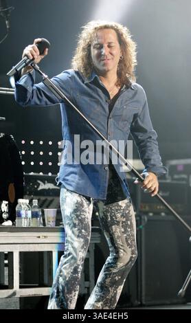 05 octobre 2005 ; Temecula, CA, États-Unis ; STEVE AUGERI du groupe 'Journey' jouant en concert alors que le groupe célèbre la sortie de leur nouvel album 'Generations' à la réserve indienne de Pechanga à Temecula. (Crédit image : Roger Williams/ZUMAPRESS.com) Banque D'Images