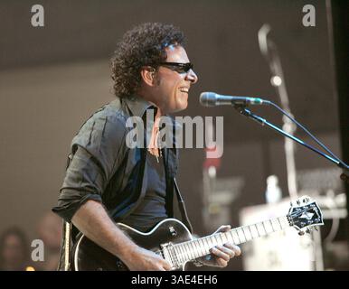 05 octobre 2005 ; Temecula, CA, États-Unis ; NEIL SCHON du groupe 'Journey' jouant en concert alors que le groupe célèbre la sortie de leur nouvel album 'Generations' à la réserve indienne de Pechanga à Temecula. (Crédit image : Roger Williams/ZUMAPRESS.com) Banque D'Images