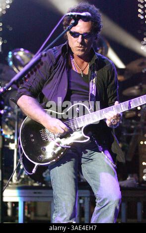 05 octobre 2005 ; Temecula, CA, États-Unis ; NEIL SCHON du groupe 'Journey' jouant en concert alors que le groupe célèbre la sortie de leur nouvel album 'Generations' à la réserve indienne de Pechanga à Temecula. (Crédit image : Roger Williams/ZUMAPRESS.com) Banque D'Images