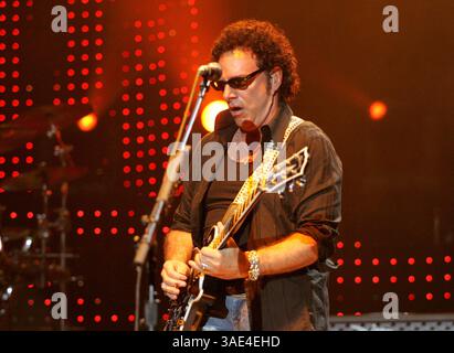 05 octobre 2005 ; Temecula, CA, États-Unis ; NEIL SCHON du groupe 'Journey' jouant en concert alors que le groupe célèbre la sortie de leur nouvel album 'Generations' à la réserve indienne de Pechanga à Temecula. (Crédit image : Roger Williams/ZUMAPRESS.com) Banque D'Images
