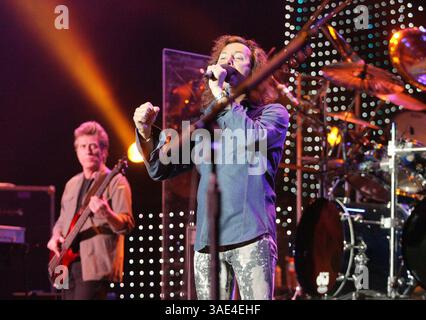 05 octobre 2005 ; Temecula, CA, États-Unis ; STEVE AUGERI (G) et ROSS Valory du groupe 'Journey' jouant en concert alors que le groupe célèbre la sortie de leur nouvel album 'Generations' à la réserve indienne de Pechanga à Temecula. (Crédit image : Roger Williams/ZUMAPRESS.com) Banque D'Images