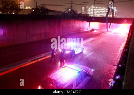 Bloomington, Indiana, États-Unis. 2 avril 2025. Un chauffeur marche avec un policier après que sa voiture a été submergée par les eaux de crue sous le sentier B-Line sur West Third Street. Une averse torrentielle d'un orage violent a traversé la ville. La tempête a déclenché des avertissements à travers l'État et a laissé une trajectoire de dégâts. (Crédit image : © Jeremy Hogan/SOPA images via ZUMA Press Wire) USAGE ÉDITORIAL SEULEMENT ! Non destiné à UN USAGE commercial ! Banque D'Images