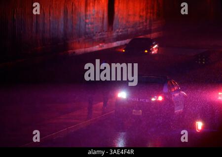 Bloomington, Indiana, États-Unis. 2 avril 2025. Un chauffeur marche avec un policier après que sa voiture a été submergée par les eaux de crue sous le sentier B-Line sur West Third Street. Une averse torrentielle d'un orage violent a traversé la ville. La tempête a déclenché des avertissements à travers l'État et a laissé une trajectoire de dégâts. (Crédit image : © Jeremy Hogan/SOPA images via ZUMA Press Wire) USAGE ÉDITORIAL SEULEMENT ! Non destiné à UN USAGE commercial ! Banque D'Images