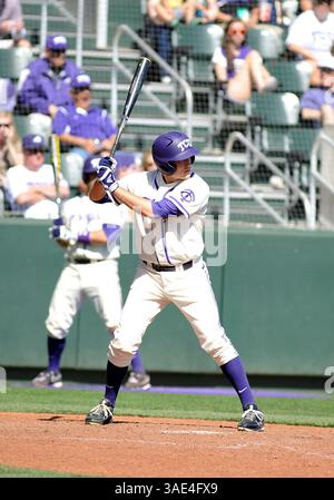 04 mars 2012 : TCU Horned Frogs quitte Jason Coats (38 ans) à la batte pendant le match entre les Cowboys de l'université d'État de l'Oklahoma et les Horned Frogs de l'université chrétienne du Texas au Lupton Stadium de Fort Worth, Texas. TCU gagne contre Oklahoma State en 10e manche, 6-5.(image crédit : © Patrick Green/Cal Sport Media/ZUMAPRESS.com) Banque D'Images