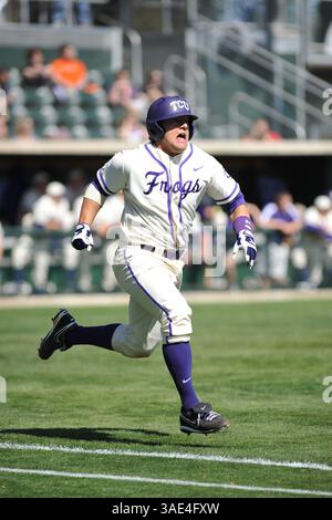 04 mars 2012 : Josh Elander (24 ans), receveur de grenouilles Horned de TCU, en action pendant le match entre les Cowboys de l'université d'État de l'Oklahoma et les Horned Frogs de l'université chrétienne du Texas au stade Lupton de Fort Worth, Texas. TCU gagne contre Oklahoma State en 10e manche, 6-5.(image crédit : © Patrick Green/Cal Sport Media/ZUMAPRESS.com) Banque D'Images