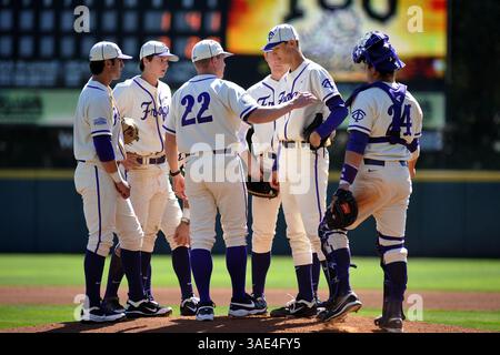 04 mars 2012 : Jim Schlossnagle, entraîneur-chef de la TCU Horned Frogs, discutant avec l'équipe pendant le match entre les Cowboys de l'université d'État d'Oklahoma et les Horned Frogs de l'université chrétienne du Texas au Lupton Stadium de Fort Worth, Texas. TCU gagne contre Oklahoma State en 10e manche, 6-5.(image crédit : © Patrick Green/Cal Sport Media/ZUMAPRESS.com) Banque D'Images