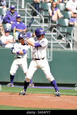 04 mars 2012 : TCU Horned Frogs quitte Jason Coats (38 ans) à la batte pendant le match entre les Cowboys de l'université d'État de l'Oklahoma et les Horned Frogs de l'université chrétienne du Texas au Lupton Stadium de Fort Worth, Texas. TCU gagne contre Oklahoma State en 10e manche, 6-5.(image crédit : © Patrick Green/Cal Sport Media/ZUMAPRESS.com) Banque D'Images