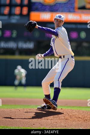04 mars 2012 : Trey Teakell (40 ans), lanceur de grenouilles Horned Frogs de TCU, sur le monticule pendant le match entre les Cowboys de l'université d'État de l'Oklahoma et les Horned Frogs de l'université chrétienne du Texas au stade Lupton de Fort Worth, Texas. TCU gagne contre Oklahoma State en 10e manche, 6-5.(image crédit : © Patrick Green/Cal Sport Media/ZUMAPRESS.com) Banque D'Images
