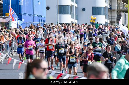 Brighton UK 6 avril 2025 - des milliers de coureurs participent aujourd'hui au marathon de Brighton par une chaude journée ensoleillée : Credit Simon Dack / Alamy Live News Banque D'Images