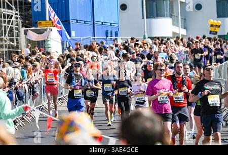 Brighton UK 6 avril 2025 - des milliers de coureurs participent aujourd'hui au marathon de Brighton par une chaude journée ensoleillée : Credit Simon Dack / Alamy Live News Banque D'Images