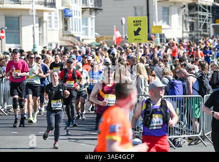 Brighton UK 6 avril 2025 - des milliers de coureurs participent aujourd'hui au marathon de Brighton par une chaude journée ensoleillée : Credit Simon Dack / Alamy Live News Banque D'Images