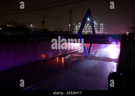 Bloomington, Indiana, États-Unis. 2 avril 2025. Une voiture est partiellement submergée par les eaux de crue debout sous le sentier B-Line sur West Third Street. Une averse torrentielle d'un orage violent a traversé la ville. La tempête a déclenché des avertissements à travers l'État et a laissé une trajectoire de dégâts. (Crédit image : © Jeremy Hogan/SOPA images via ZUMA Press Wire) USAGE ÉDITORIAL SEULEMENT ! Non destiné à UN USAGE commercial ! Banque D'Images