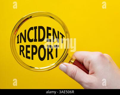 Symbole de rapport d'incident. Mot concept rapport d'incident sur la loupe. Main d'homme d'affaires. Beau fond jaune. Rapport d'activité et d'incident Banque D'Images