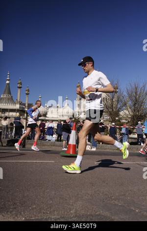 6 avril 2025, Brighton, Royaume-Uni Marathon annuel de Brighton des milliers de personnes courent dans les rues de la station balnéaire de Brighton et Hove. Les foules se rassemblent pour les encourager. Crédit photo : Roland Ravenhill/Alamy Banque D'Images